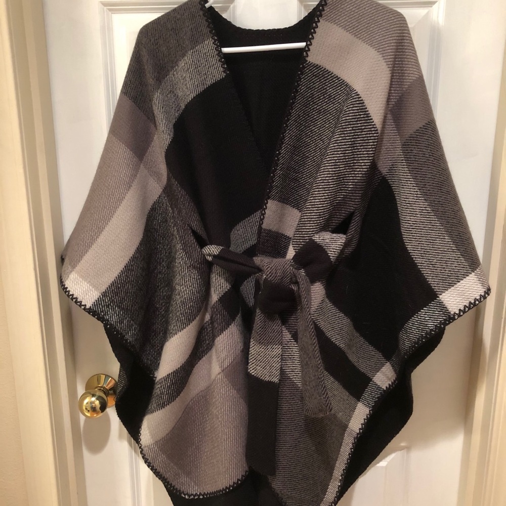 Fleece shawl with waist tie